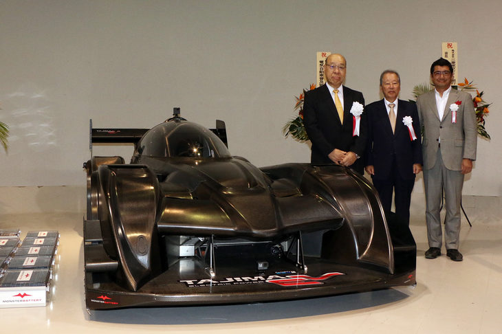 EVの“ピン”である「ハイパーEV」と、左からタジマEVの田嶋伸博社長、ベネッセコーポレーション名誉顧問の福武總一郎氏、KEN OKUYAMA DESIGNの奥山清行氏。