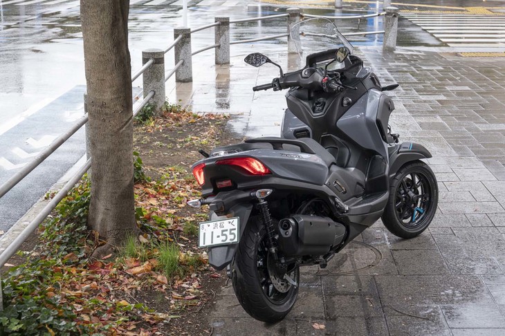 ボディーカラーは試乗車の青系グレーのほか、マットなグレーと緑系のグレーが選べる。スーツやジャケット、革靴とのマッチングにも配慮したカラーラインナップといえる。