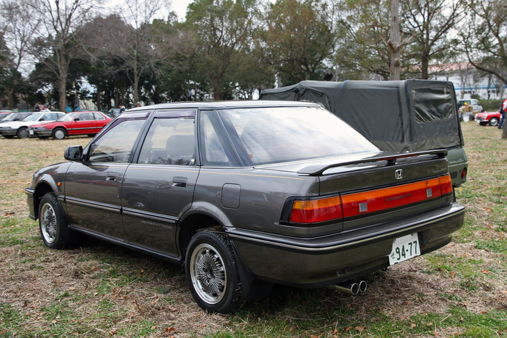 1988年にデビューした「コンチェルト」。当時提携していたオースチン・ローバー・グループ（ARG）と共同開発したモデルで、欧州では2代目「ローバー200」として発売された。「シビック」をベースとする4ドアセダン（写真）と5ドアハッチバックで、上級グレードには本革シートを採用するなど、日本には珍しい“小さな高級車”だったが、一代限りで消滅した。この個体は無限製アルミホイールを履いている。