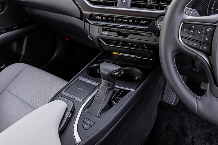 「ダイレクトシフトCVT」とレクサスが呼ぶトランスミッションは、発進用にメカニカルなギアを備え、いわゆるCVT特有のラバーバンドフィールが抑えられている。