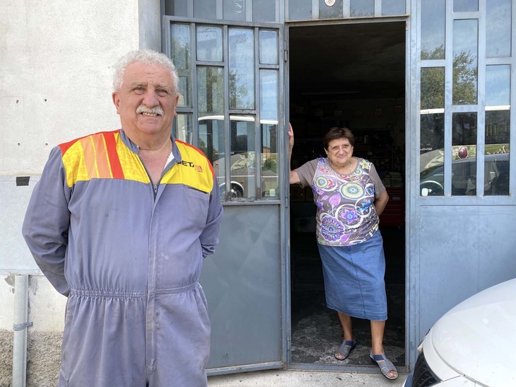 アレッサンドロさん（68歳）と、妻のアマリアさん。跡継ぎはいない。一代限りの修理工場だ。