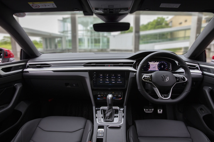 「アルテオン」のインテリア。タッチ式となったステアリングホイールのスイッチやエアコンのコントロールパネルなどが目を引く。