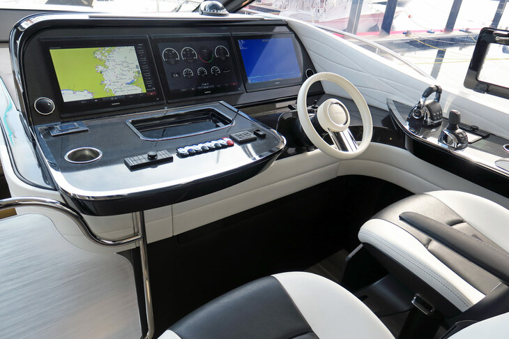 レクサスLY650（操縦席）