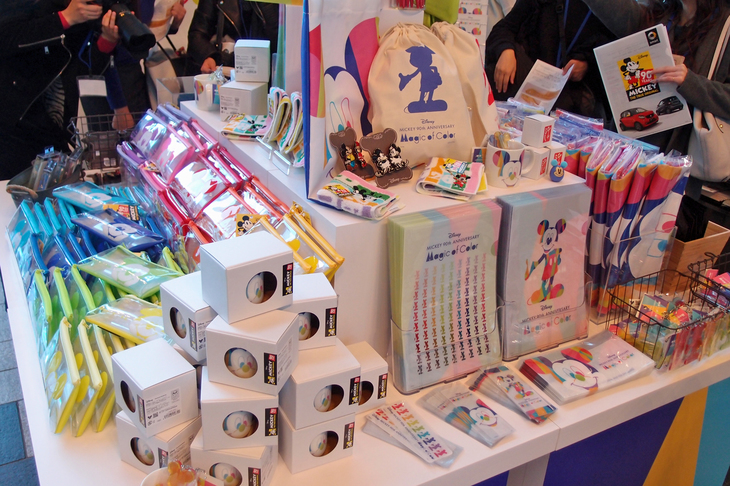 手の届きやすい価格設定のステーショナリーやアクセサリーも多数用意される。