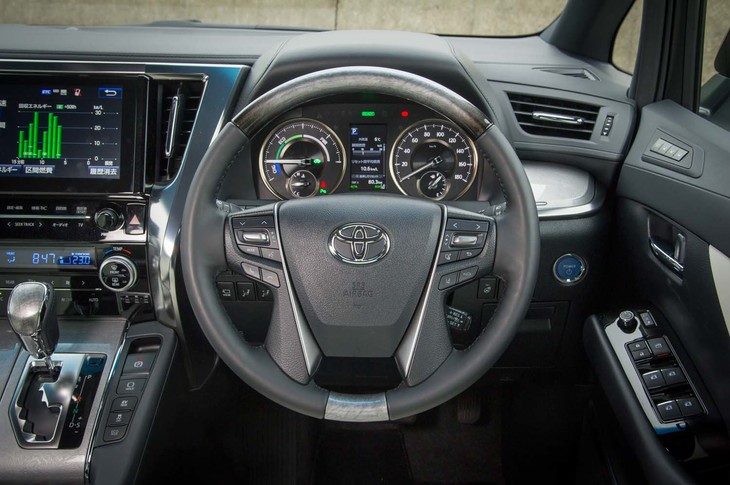 本革とシルバーの木目調パーツからなるステアリングホイール。ヒーターが備わるが、革の部分のみが温かくなるため、握り替えなどで木目部分に触れるとギョッとする。