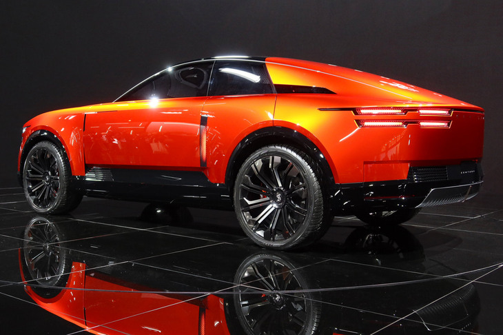 ほった「そういえばこのクルマ、スライドドアなのに前にも後ろにもスライドレールがないんですよね」　
	清水「ヒンジだけであのドアを支えるとなると、それは大変だろうねぇ」