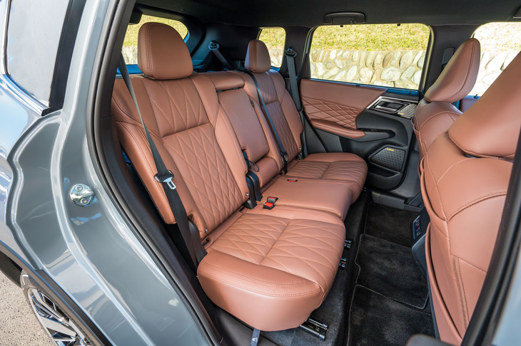 これまでは下位グレード専用だった5人乗り仕様が上位グレードでも選べるようになった。後席のセンターアームレストを倒すとセパレートシートのように使える。