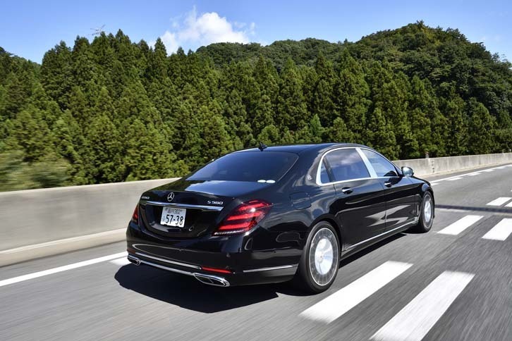 高速道路を行く「マイバッハS560 4MATIC」。0-100km/h加速は4.9秒（欧州仕様値）と公表されている。