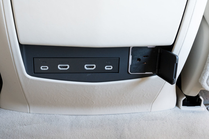 フロントセンターコンソールの背面には、後席用エアコンの操作パネルやUSB／USB Type-Cのポート、100V AC電源を装備。荷室にも100V AC電源が設けられている。