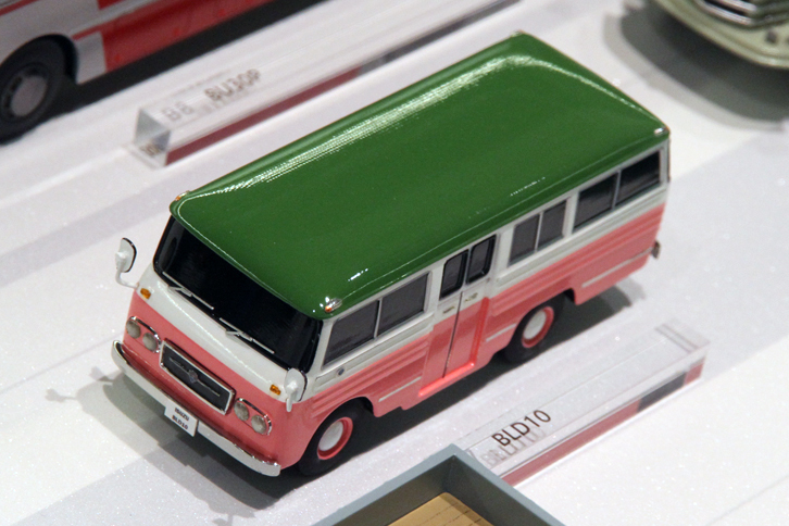 それらのうちの一台である「BLD10マイクロバス」。こうした感じの塗り分けは、1950～60年代のマイクロバスやパネルバンのカタログによくあった。ぜひ製品化して、ミュージアムショップでスーベニアとして販売していただきたい。