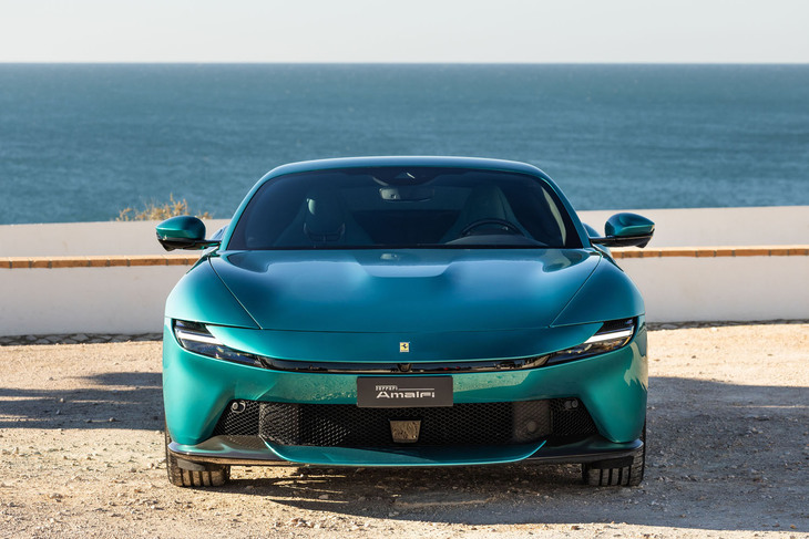 フロントまわりをはじめ、「アマルフィ」の外観は先代「ローマ」によく似ている。ボディーサイズの違いも全長が数mm長くなっただけである。