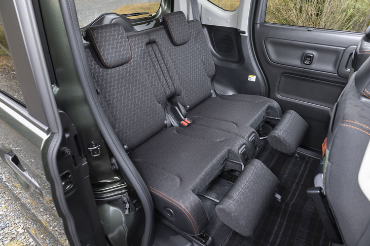 「スペーシア ギア」はシート前端に「マルチユースフラップ」を装備。このように引き出してオットマンのように使える（角度も変わる）。