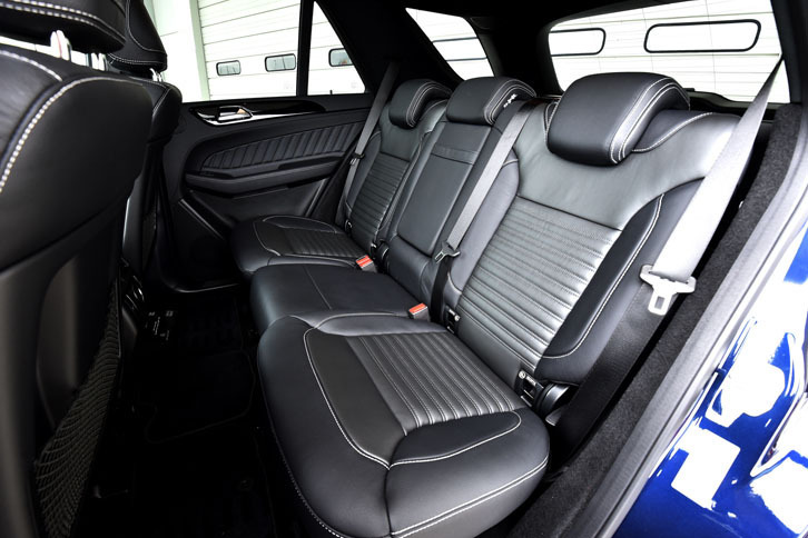 後席は3人掛け。背もたれは2：1の分割可倒式。