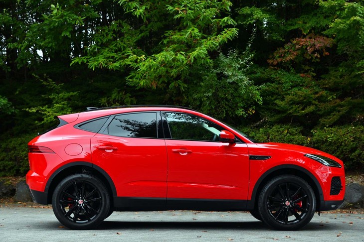 流麗なシルエットが印象的な「Eペース」のサイドビュー。ルーフ上には75kgまでの荷物（クロスバーを含む）が積載可能。