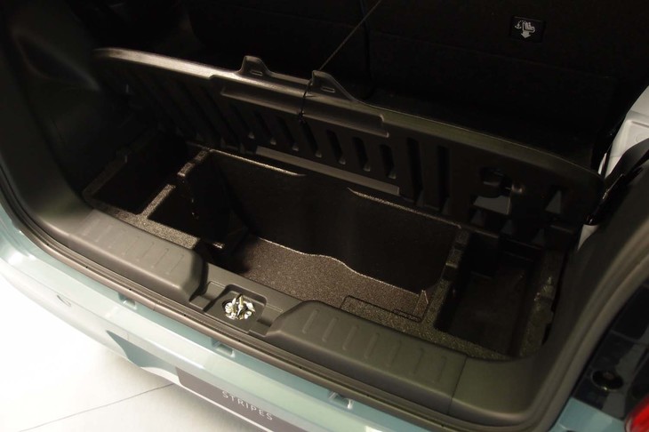 ダイハツ・ムーヴ キャンバス ストライプス（ラゲッジスペースの床下収納）