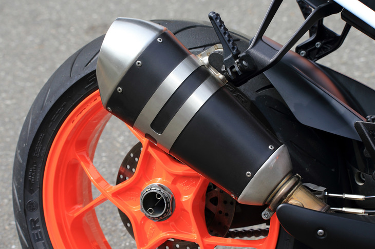 「1290スーパーデュークR」のマフラー。オプションでアクラポヴィッチ製のエキゾーストキットやスリップオンも用意されている。