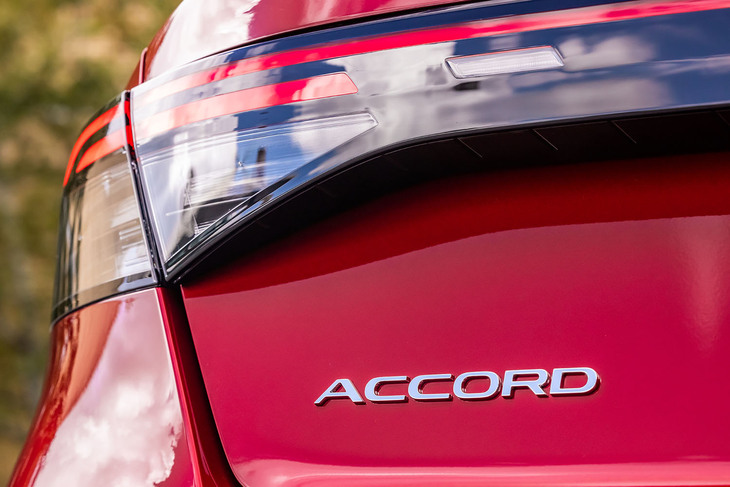 トランクリッドの左下に「ACCORD」のエンブレムが備わる。先代モデルでは左リアコンビランプの上にエンブレムが位置していた。