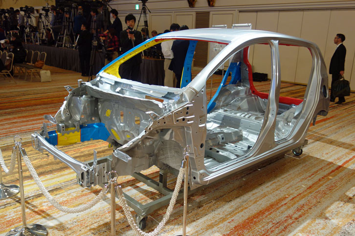 会場に展示された軽量高剛性ボディー「Dモノコック」のカットモデル。サイドアウターパネル全面を厚板のハイテン材とし、車体への入力をボディー全体で受け止める構造とすることで、部品点数の削減と軽量化、衝突安全性の向上、ボディー剛性の強化を実現している。
