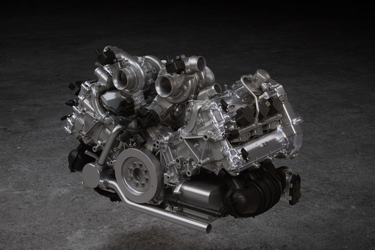 最高出力585PS、最大トルク585N・mを発生する3リッターV6ツインターボエンジン。