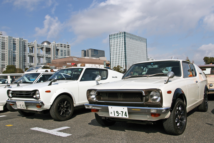 日産初のFF車である初代「チェリー」の最強グレードだった「クーペX-1・R」。左が前期型（1973年）、右が後期型（1974年）だが、前期型は半年ちょっとしか作られなかったため、残存車両は貴重。
