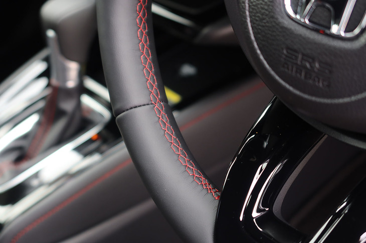 ホンダ・ヴェゼルe：HEV RS（ステアリングホイールのステッチ）