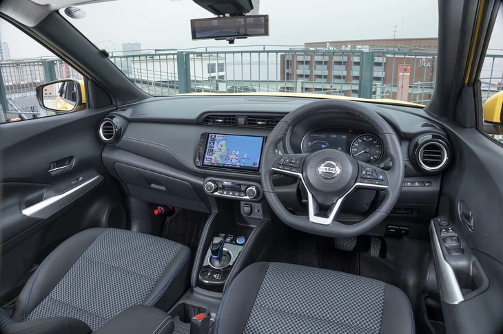 試乗した「X」のインテリアカラーはブラックで統一されている。華美ではないが、随所にステッチ調加工を施すなどしている。ディーラーオプションのカーナビは9インチの大画面だ。