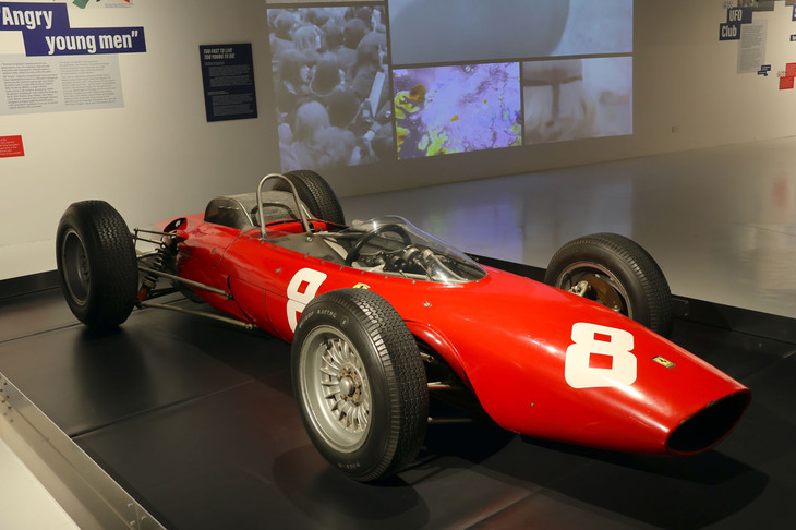 1963年「フェラーリ156」。同社初のミドシップF1マシンであるとともに、展示の後期型では、こちらも初めてアルミ製ボディーパネルが採用された。