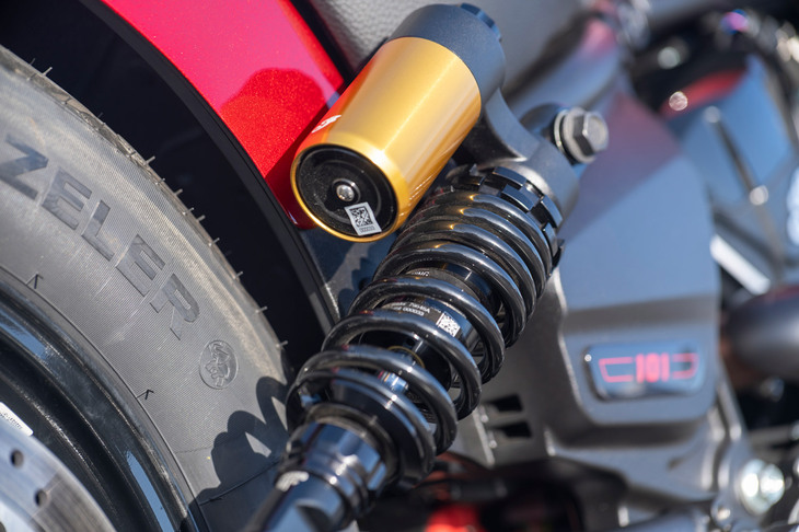 リアにはピギーバックタイプのフルアジャスタブルショックを装備。トラベル量は76mmとなっている。