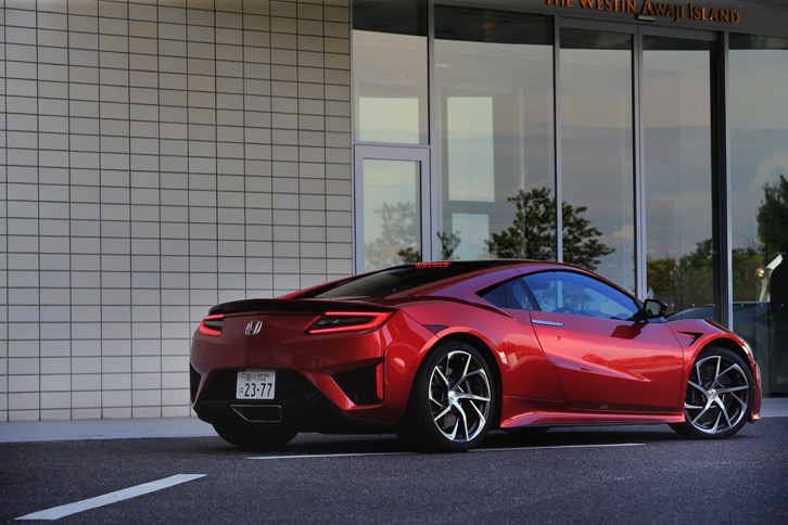 ボディーカラーは全8色。写真の「バレンシアレッド・パール」は67万円の有償色である。