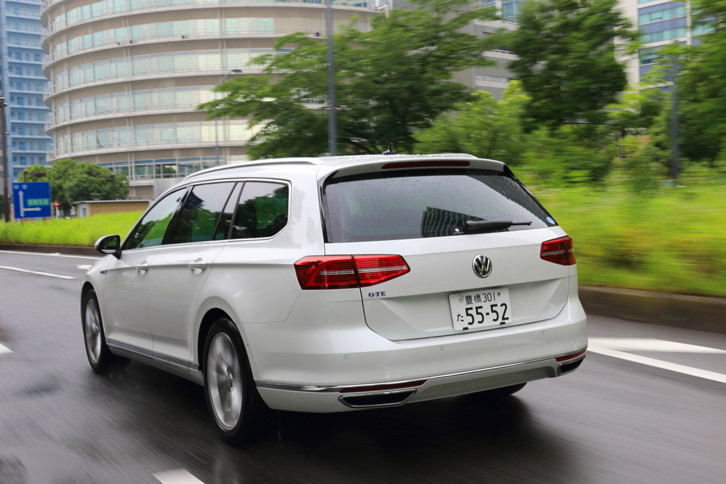 「GTE」モードを選択した状態でアクセルをいっぱいに踏み込むと、エレクトリックブースト機能が作動。エンジンとモーターの力の両方をタイヤの駆動に用いることで、力強い加速が得られる。