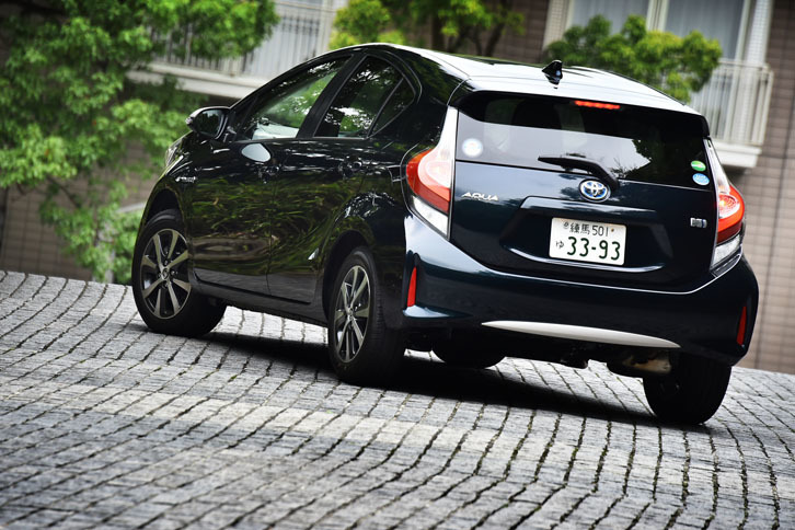 2011年12月にデビューした、ハイブリッド専用のコンパクトカー「トヨタ・アクア」。2017年6月にマイナーチェンジが実施された。