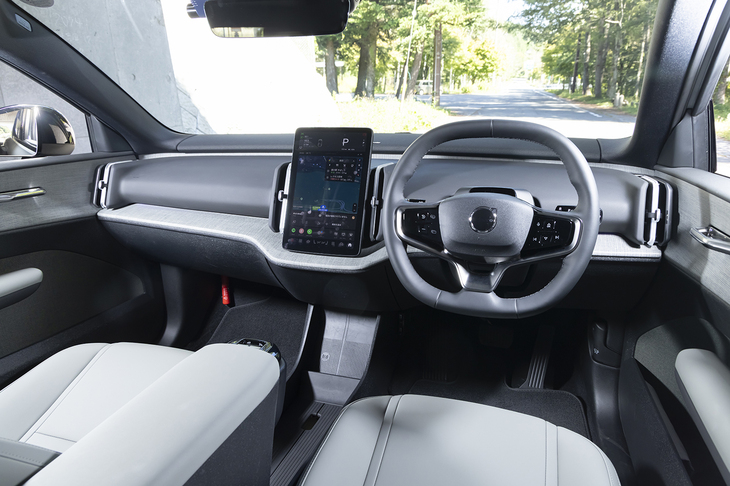 インテリアカラーはスカンジナビアの常緑林にインスパイアされたという「パイン（松）」のみの設定。目につくところにボタンなどのスイッチはほとんど見当たらない。