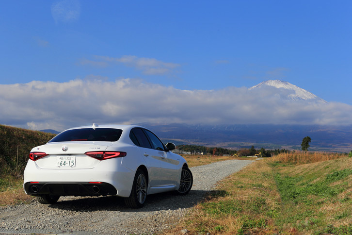 豊富なカラーバリエーションも現行型「ジュリア」の魅力。ソリッド、メタリック合わせ全12色のボディーカラーが用意される。