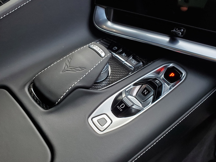センターコンソールに配置されたシフトセレクター。初めて乗った人でも直感的に操作できる、機能的なデザインになっていた。その一方で、本来であればこのあたりにあってほしいハザードスイッチは、ルームミラー手前の天井部分に配置されている。