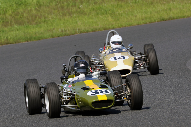 終始バトルを展開した7位の1970年「マーリンMk17」と8位の1967年「アレクシスMk14」。いずれも1.6リッターのフォードユニットを使った、日本のFJ1600のような初級者用クラスであるフォーミュラフォードのマシン。
