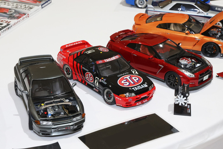 招待モデラーの作例。左から「スカイラインGT-R NISMO」（R32）、全日本ツーリングカー選手権で高橋国光／土屋圭市が駆った「STPタイサン スカイライン」（R32）、先に紹介した『さらば あぶない刑事』仕様の「日産GT-Rプレミアムエディション」（R35）。いずれもスケールは1/24。