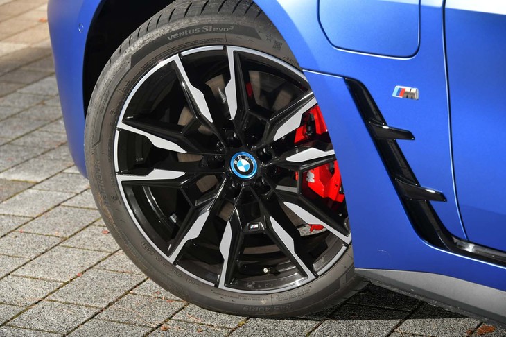 タイヤサイズはフロントが245/40R19で、リアが255/40R19。リアのほうが10mmだけ太い。