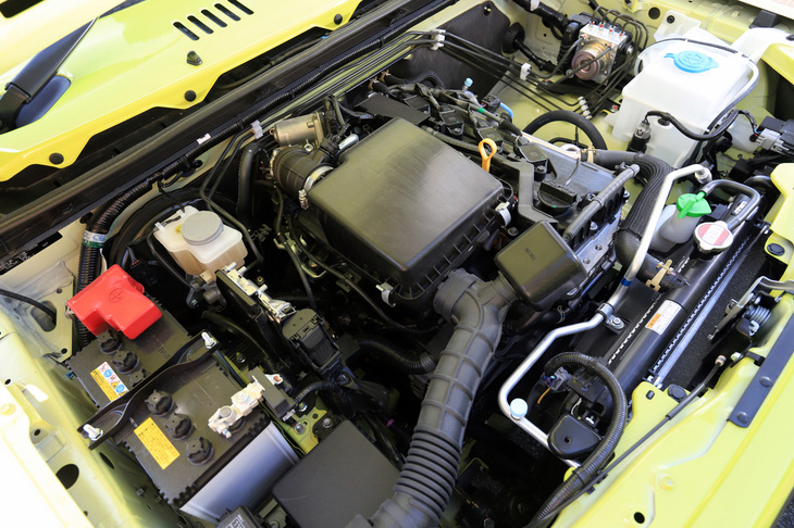 「ジムニーシエラ」に搭載される「K15B」型1.5リッター直4 DOHCエンジン。スズキのグローバル戦略を担う最新鋭のユニットで、使用されるガソリンの違いによらず、安定した性能を発揮する信頼性が追求されている。