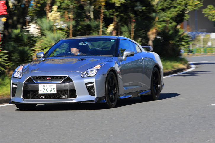 2017年モデルでの大幅改良も含め、デビュー以来細やかな改良が繰り返されてきた「GT-R」。動力性能の向上に加え、乗り心地も改善されている。