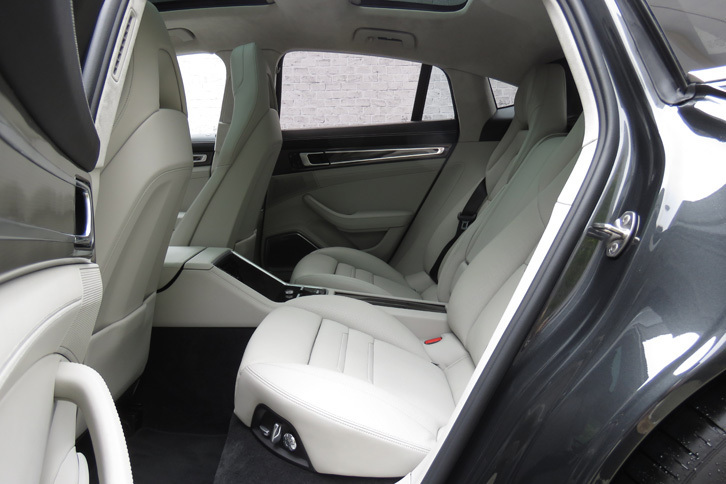 ポルシェ・パナメーラ ターボ（リアシート）