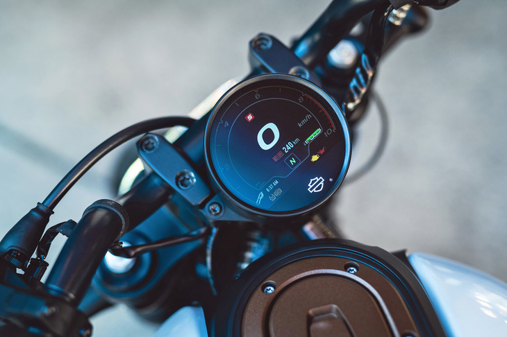 メーターの機能とインフォテインメント関連の機能を集約した、4インチの丸型LCDディスプレイ。Bluetooth通信機能付きで、携帯端末を接続できる。