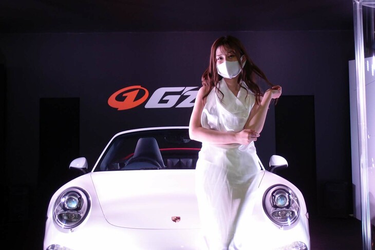 ソフト99のカーコーティングが施された「ポルシェ911カレラ」と、ブースを彩るコンパニオン。