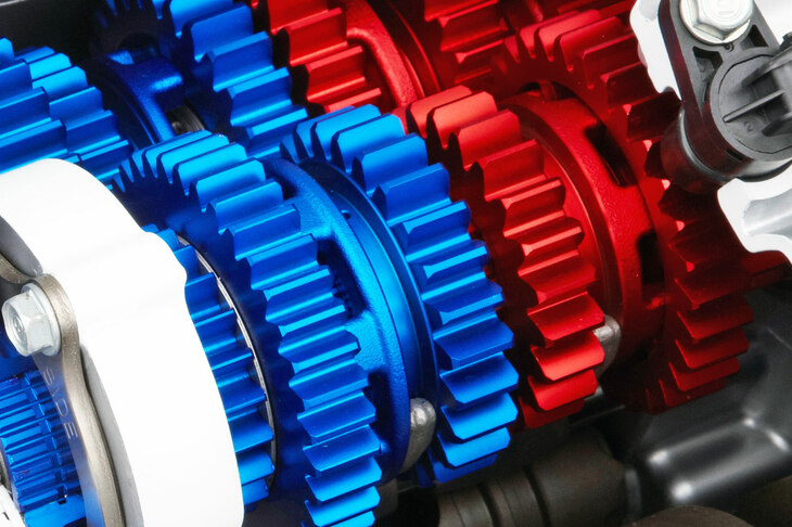 構造がシンプルで素早い変速が可能な反面、変速ショックが大きなドッグクラッチは、バイクやレーシングカーのトランスミッションに採用されることが多かった。