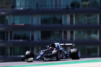 過去2戦の勢いはポルトガルの風に阻まれたか、アルファタウリは苦しい戦いを強いられた。ピエール・ガスリーは予選9位からスタート、終盤にカルロス・サインツJr.を抜いてなんとか10位入賞を果たすことができた。一方、前戦エミリア・ロマーニャGPでスピンやクラッシュなどミスが目立った角田裕毅（写真）は、落ち着きを取り戻しつつあり、14番グリッドから15位完走。初めて走るコースでミスがなかったのは評価すべきところ。（Photo=Getty Images / Red Bull Content Pool）