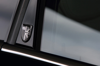 Cピラーに装着される「MINI Yours」のバッジ。