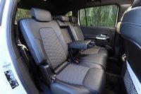 2列目シートは60：40の分割可倒式で、個別に前後スライドとリクライニングができる。先端から引き出して使うカップホルダーを内蔵したセンターアームレストが便利だ。