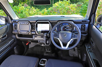 試乗車は特別仕様車の「JスタイルIIターボ」。内装のアクセントカラーがチタニウムグレーとなるほか、「ナノイー搭載フルオートエアコン」や360°プレミアムUV＆IRカットガラス、レザー調のドアトリムクロスなどが装備される。