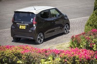 日産自動車が企画・開発を担当し、三菱自動車が生産する新型「日産デイズ」。姉妹車である三菱の「eK」シリーズとともに、2019年3月28日に発売された。