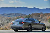 新型「レクサスLS」では6ライトキャビンのデザインを採用。クーペのようなシルエットが表現されている。