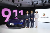 「ポルシェ911」発表会の登壇者。右からポルシェ ジャパン執行役員マーケティング部長の山崎香織氏、同社代表取締役社長の七五三木（しめぎ）敏幸氏、独ポルシェAGに在籍する唯一の日本人デザイナー山下周一氏。